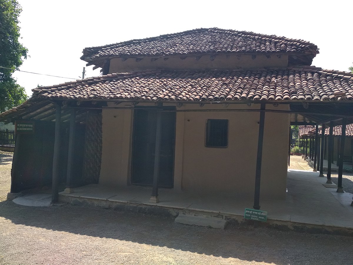 साबरमती छोड़ने के बाद गांधी जी ने व्रत लिया था कि वो तब तक साबरमती नहीं लौटेंगे जब तक देश आज़ाद नहीं हो जाता। उनके सहयोगी और व्यापारी सेठ जमनालाल बजाज ने कुल 100 रुपए की लागत से सेवाग्राम में बापू की कुटिया और करीब 300 एकड़ जमीन खरीदी। सेवाग्राम का असली नाम सेगांव था, जिसे बापू ने बदलकर सेवाग्राम किया था।