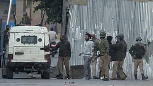 जम्मू-कश्मीर: कुलगाम मुठभेड़ में मारे गए तीन आतंकी, दो जवान हुए घायल