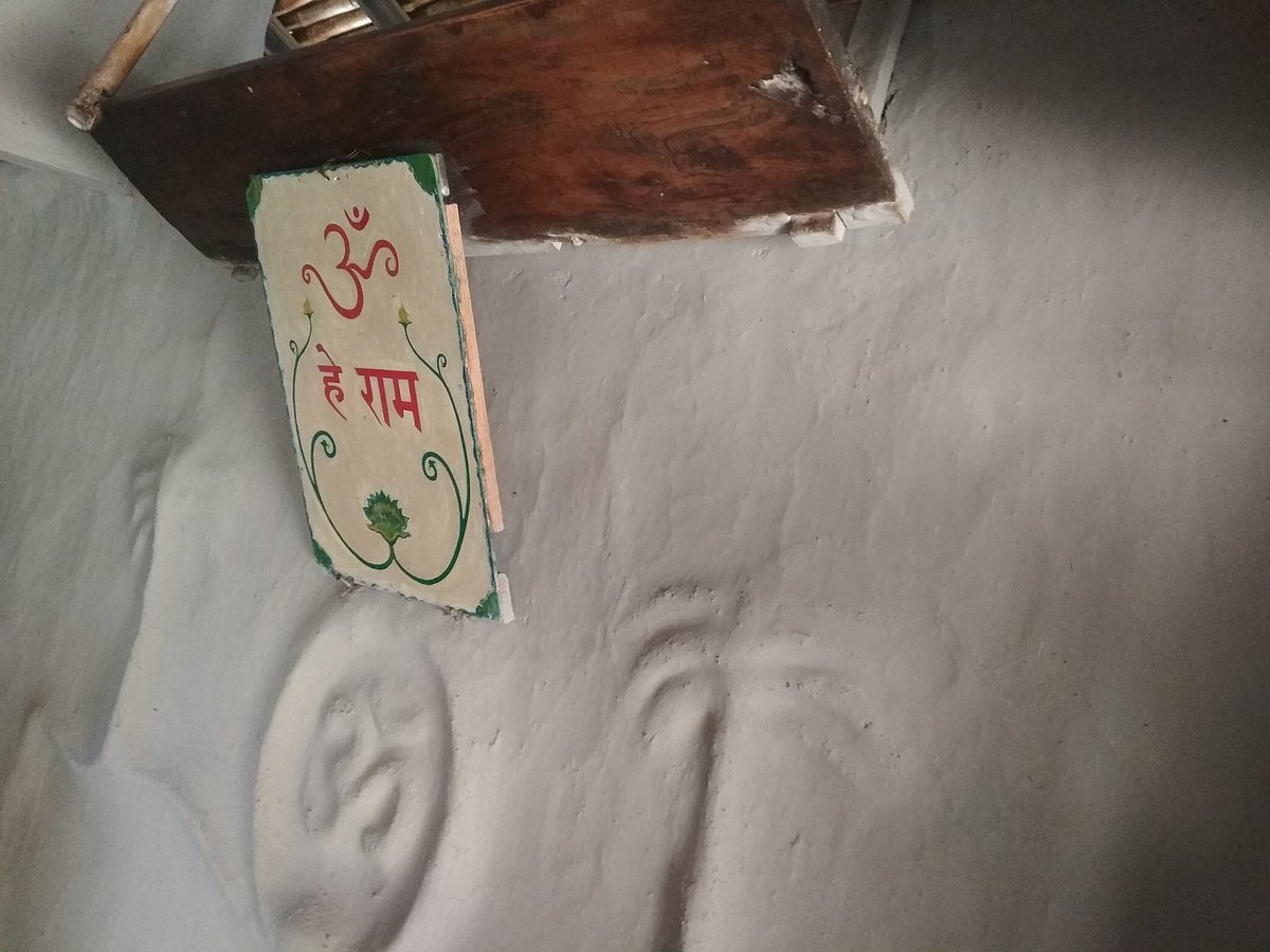 बापू की कुटिया में ओम का ये चिन्ह उनकी शिष्या मीरा बेन जिसे लोग मेडलिन स्लेड के नाम से भी जानते थे, उन्होंने बनाया था। ब्रिटेश सैन्य अधिकारी एडमंड स्लेड की बेटी मीरा ने गांधी के साथ काम करने के लिए अपने पिता का घर छोड़ दिया था।