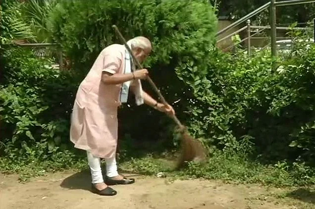 व्यंग्य: लेटर टू बापू फ्रॉम इंडिया दैट इज़ भारत, सेल्फी विद झाड़ू 