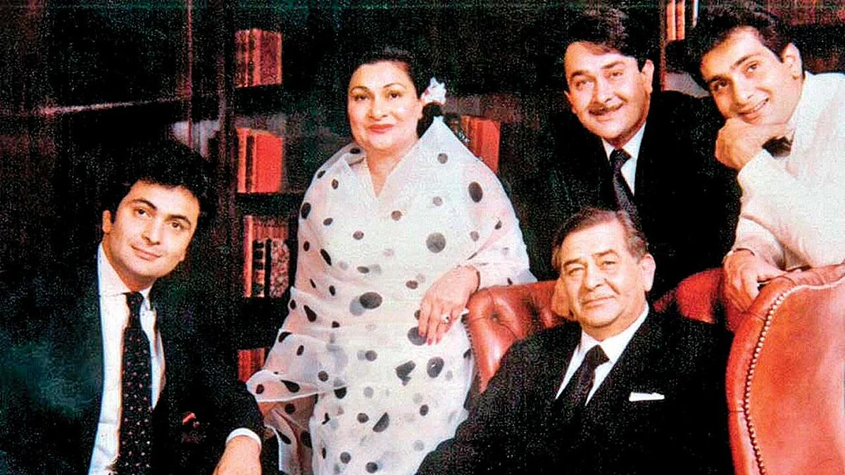 कृष्णा राज कपूर को आखिरी विदाई देने उमड़ा बॉलीवुड, मां को मुखाग्नि देते हुए भावुक हुए रणधीर और राजीव