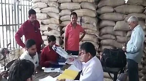 यूपी में फिर सामने आया करोड़ों का राशन घोटाला, आधार में हेराफेरी कर लाखों गरीबों का गल्ला डकार गए डीलर-अफसर