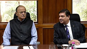 तनातनी के बीच सरकार ने दी सफाई, रिजर्व बैंक की स्वायत्ता जरूरी, लेकिन पटेल के इस्तीफे की खबरों ने जोर पकड़ा