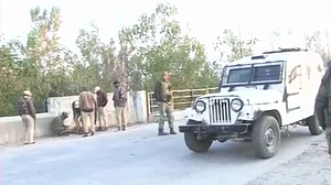 जम्मू-कश्मीर: सोपोर में आतंकी और सुरक्षाबलों के बीच मुठभेड़, दो आतंकी ढेर, एक जवान शहीद