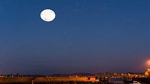 चीन बना रहा है अपना खुद का चांद, 2020 से इसी की रौशनी से जगमगाएंगी देश की सड़के