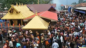 सबरीमाला: कानून पर आस्था भारी, महिलाओं के प्रवेश पर विरोध जारी, सुप्रीम कोर्ट में पुनर्विचार याचिका दाखिल