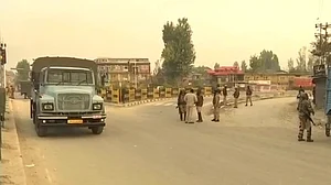 जम्मू-कश्मीर: सेना और आतंकियों के बीच मुठभेड़ में दो आतंकी ढेर, स्थानीय लोगों ने किया पथराव, इंटरनेट सेवा बंद