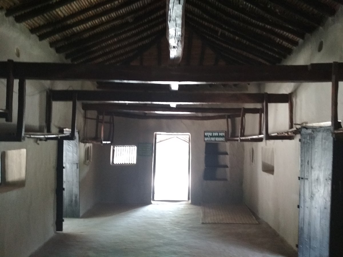 सेवाग्राम में मौजूद इस कुटिया में ही महात्मा गांधी आगंतुकों से मिलते थे। देश के बड़े-बड़े नेताओं के साथ इसी कमरे में बैठकर बापू ने आजादी के आंदोलन से संबंधित रणनीतियां तैयार की थीं।