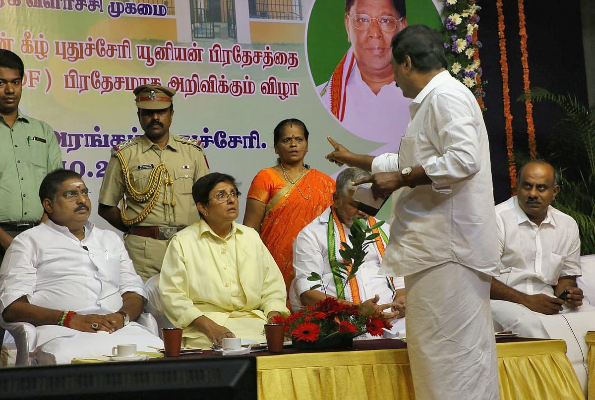 वीडियो: जब पुडुचेरी की उपराज्यपाल किरण बेदी ने मंच पर दिखाया विधायक को पुलिसिया रौब, तो मिला ऐसा जवाब