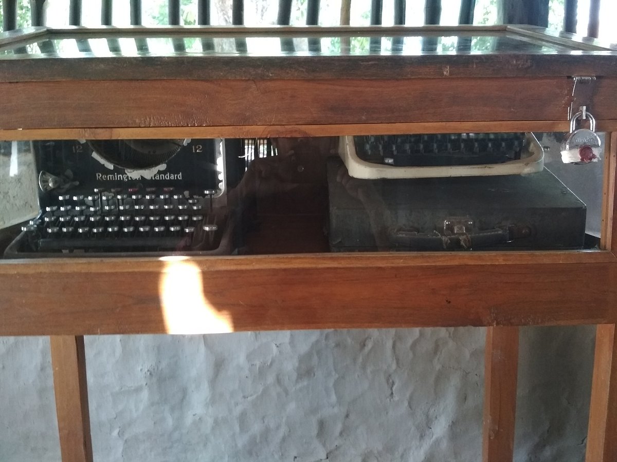 सेवाग्राम के इस दफ्तर में बापू के सचिव महादेव देसाई द्वारा इस्तेमाल किया जाने वाला टाइपराइटर आज भी रखा है। इस टाइपराइटर का प्रयोग राजकुमारी अमृतकौर भी किया करती थीं।