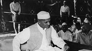 जन्मदिन विशेष: लाल बहादुर शास्त्री ने गांधी जी के पदचिन्हों पर चलकर भारत निर्माण में निभाई थी बड़ी भूमिका
