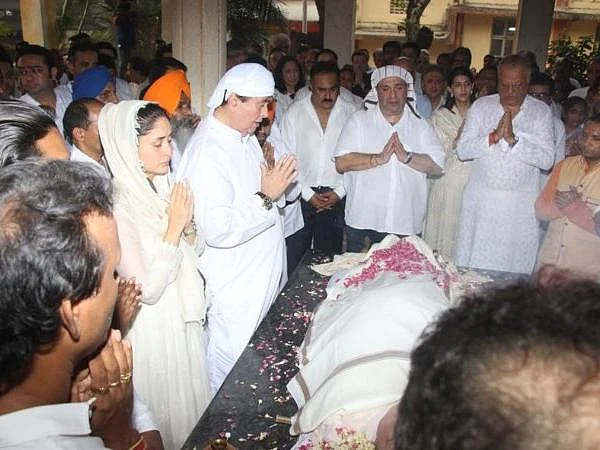 कृष्णा राज कपूर को आखिरी विदाई देने उमड़ा बॉलीवुड, मां को मुखाग्नि देते हुए भावुक हुए रणधीर और राजीव
