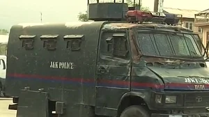 जम्मू-कश्मीर: सुरक्षाबलों के साथ मुठभेड़ में 3 आतंकी ढेर, पुलिस का एक जवान शहीद