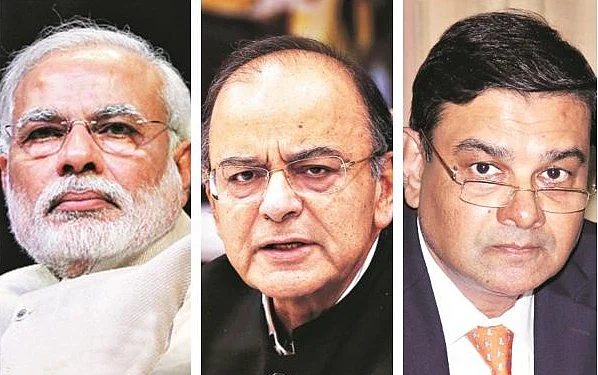 आरबीआई से टकराव में मोदी सरकार ने कदम तो खींचे, लेकिन आक्रामकता अब भी बरकरार