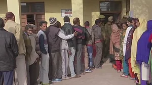 जम्मू-कश्मीर में पंचायत चुनाव का 5वां चरण, कड़ी सुरक्षा के बीच डाले जा रहे हैं वोट