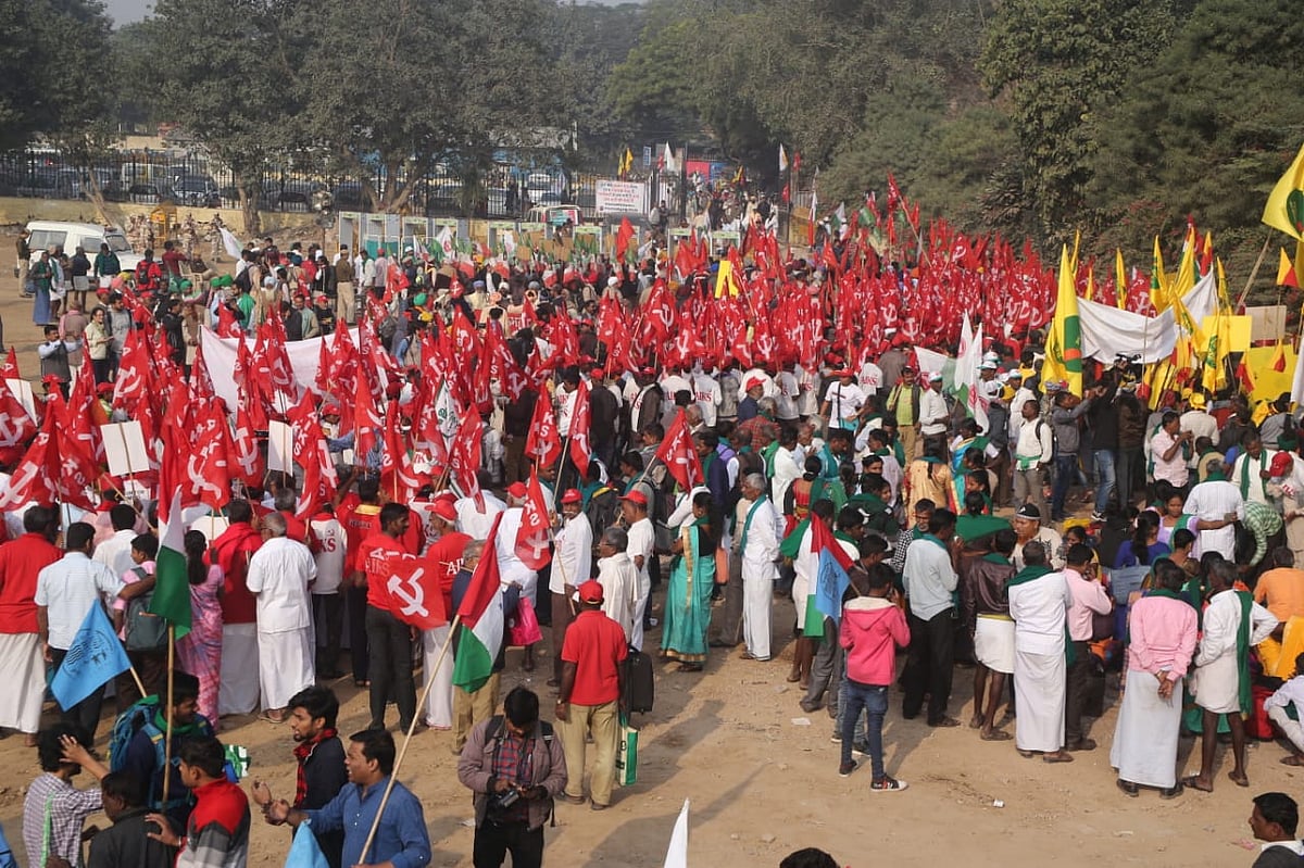 रामलीला मैदान से संसद मार्ग की ओर बढ़ते किसान &nbsp;