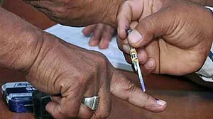 कर्नाटक: लोकसभा की 3 और विधानसभा की 2 सीटों पर उपचुनाव के लिए मतदान जारी, सुरक्षा चाक-चौबंद