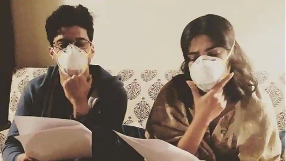 दिल्ली में प्रियंका चोपड़ा और फरहान अख्तर प्रदूषण के आगे हुए बेबस, मास्क लगाकर काम करने को दिखे  मजबूर 