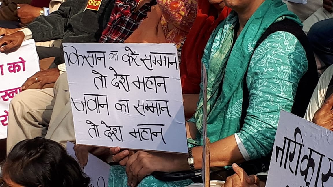 किसान सभा में महिलाओं के हाथों में तख्तियां