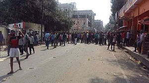 वीडियो: पटना पुलिस लाइन में ट्रेनी सिपाहियों का बवाल, अधिकारियों को पीटा, जमकर फायरिंग और आगजनी