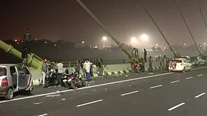 वीडियो: दिल्ली के सिग्नेचर ब्रिज पर ‘मौत का खेल’, सेल्फी के लिए जान दांव पर लगा रहे लोग