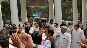 नोटबंदी के 2 साल: कांग्रेस ने मोदी सरकार से पूछे कई सवाल, आरबीआई पर प्रदर्शन के दौरान हिरासत में लिए गए वरिष्ठ नेता