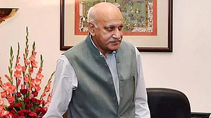 अमेरिका में बसी भारतीय पत्रकार ने अकबर पर लगाया रेप का आरोप, पूर्व मंत्री ने माना, जो हुआ सहमति से हुआ