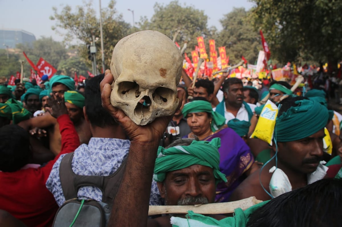 नर खोपड़ी लेकर आंदोलन में शामिल हुए तमिलनाडु के किसान&nbsp;