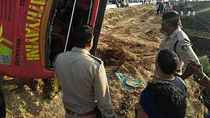 कर्नाटक: बस और ट्रक के बीच जोरदार टक्कर में 6 लोगों की दर्दनाक मौत, 10 से ज्यादा लोग घायल