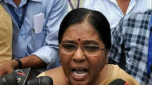 मुजफ्फरपुर कांड: पूर्व मंत्री मंजू वर्मा ने किया सरेंडर, छिपते-छिपाते बुर्के में पहुंचीं बेगूसराय कोर्ट