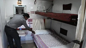 एसी कोचों से एक साल में गायब हो गए लाखों तौलिये और चादर, रेलवे को स्टाफ पर नहीं यात्रियों पर शक