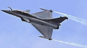 राफेल: रक्षा मंत्रालय के 2 अफसरों का रिलायंस से जुड़े शख्स से  पारिवारिक रिश्ता, क्या दाल में कुछ काला है !