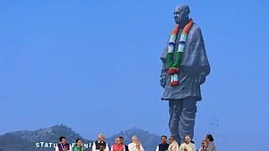 विष्णु नागर का व्यंग्य: अस्वर्गीय नेताओं के लिए स्वर्गीय महानों की उपयोगिता