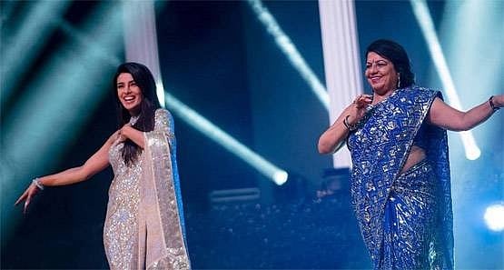 प्रियंका की शादी : टीम दूल्हा की तरफ से निक ने मारा छक्का, धमाकेदार संगीत पर मां के साथ थिरकीं प्रियंका