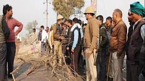 अलीगढ़: योगी की पुलिस पर जिंदा गायों को दफनाने के आरोप के बाद भड़के लोग, सीएम के खिलाफ लगाए नारे
