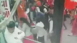 वीडियो: गुजरात के राजकोट में गैस से भरे गुब्बारों में धमाका, 4 लोग घायल