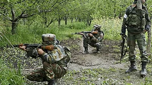 वीडियो: जम्मू-कश्मीर में सुरक्षाबलों के साथ मुठभेड़ में 6 आतंकी ढेर, प्रदर्शनकारियों ने किया पथराव