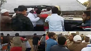 वीडियो: देखें कैसे धनबाद में संघ प्रमुख मोहन भागवत के कार्यक्रम में जमकर चले लात-घूंसे, सीएम ने भी की थी शिरकत