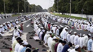 योगी सरकार में नमाज पर लगा पहरा, पार्क में जुमे की नमाज पर कंपनियों को नोएडा पुलिस का नोटिस