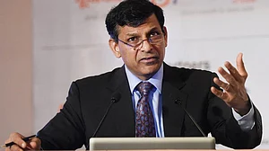 नोटबंदी के चलते पटरी से उतर गई देश की अर्थव्यवस्था, जीएसटी ने भी किया नुकसानः रघुराम राजन
