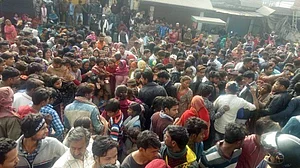 गाजीपुर के बाद अब लखनऊ में बवाल, बच्ची का शव मिलने के बाद गुस्साई भीड़ ने पुलिस पर किया पथराव