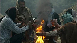 पहाड़ी इलाकों में बर्फबारी से दिल्ली समेत पूरे उत्तर भारत में शीतलहर, ठंड ने किया जीना मुहाल