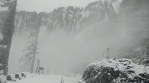 जम्मू-कश्मीर: राजौरी में बर्फबारी के बाद लुढ़का पारा, यातायात बाधित