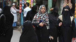 भारी विरोध के बीच तीन तलाक बिल लोकसभा से पास, कांग्रेस समेत कई दलों ने किया वॉकआउट