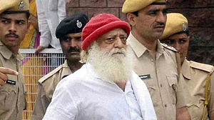 रेप केस में दोषी आसाराम जेल की कोठरी में, लेकिन साथियों की हुई बल्ले-बल्ले!