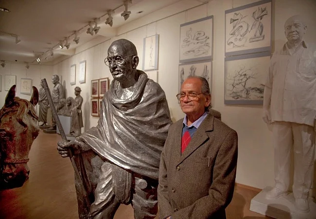 कला के जितने भी रूप हैं, उन्हें आगे बढ़ाने के लिए सरकार को जरूर  काम करना चाहिए: प्रसिद्ध मूर्तिकार राम सुतार