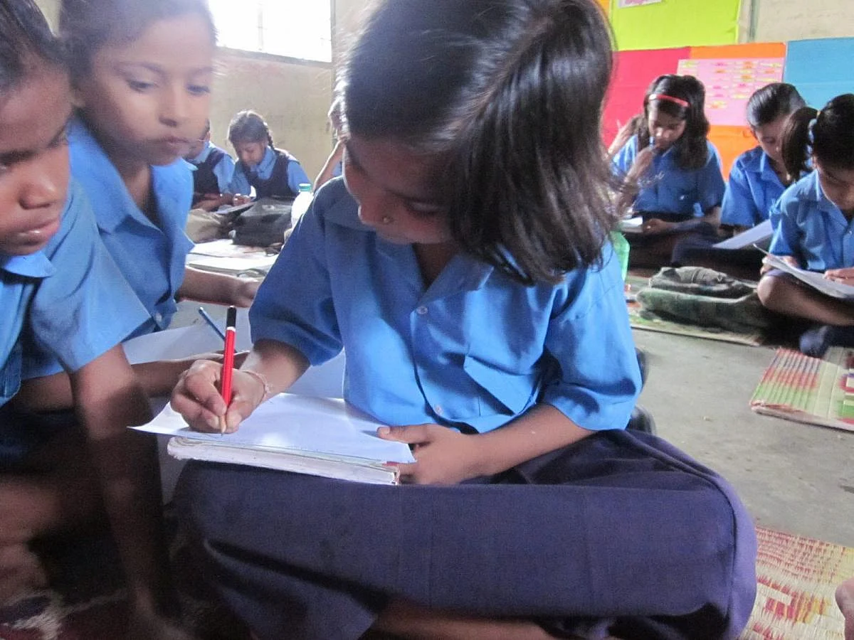 बदल रही है सोचः देश में अब बेटों से ज्यादा बेटियों को लिया जा रहा है गोद