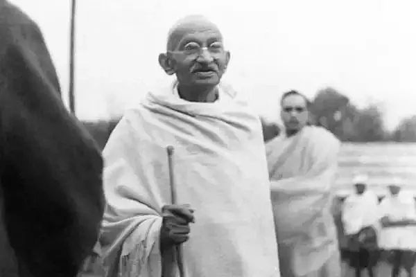 लोगों में भ्रम पैदा करने के लिए गांधी के रास्ते पर चलने का दिखावा करती है मोदी सरकार