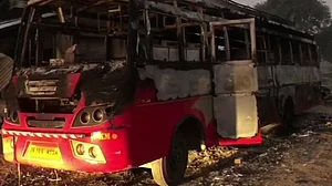 बिहार: औरंगाबाद में नक्सलियों का तांडव, 6 वाहन फूंके, सामुदायिक भवन को उड़ाया, एक शख्स की मौत