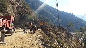 केदारनाथ हाइवे पर चट्टान खिसकने से 7 मजदूरों की मौत, कई घायल, राहत और बचाव कार्य जारी